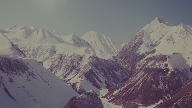 雄伟雪山风景PPT背景图片
