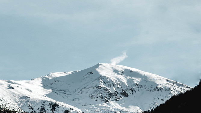 雪山山峰PPT背景图片