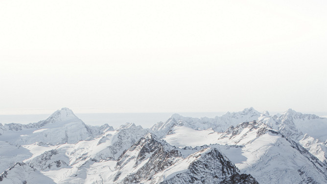 雪山山峰PPT背景图片