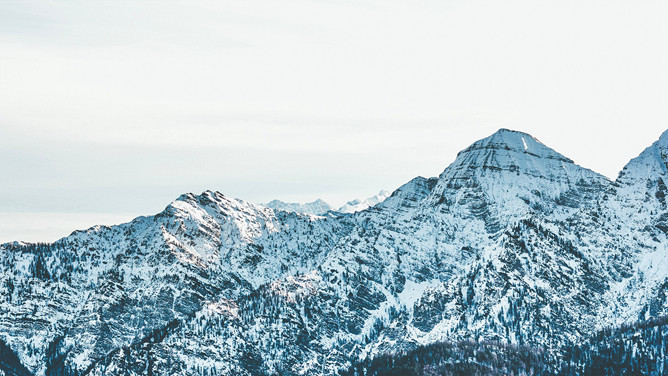 雪山山峰PPT背景图片